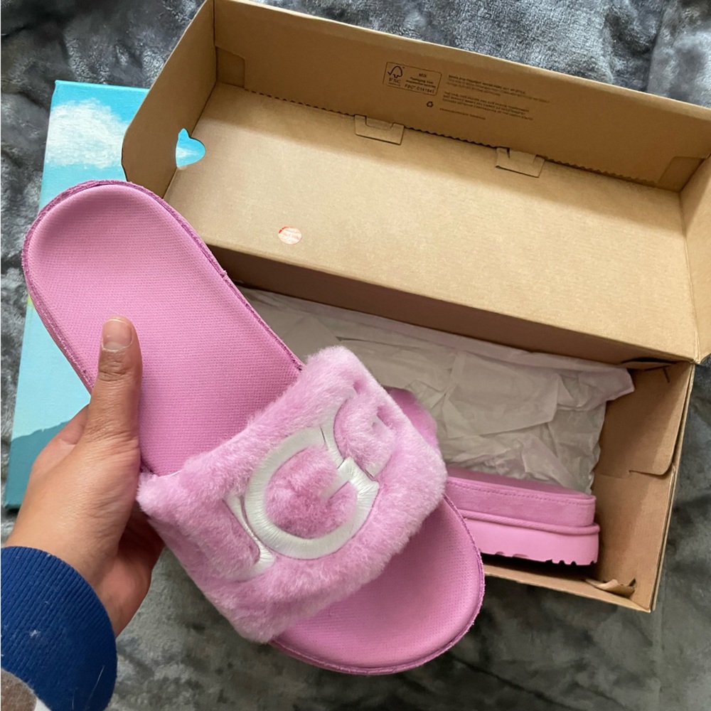 NIB UGG Logo Embroidered Laton Fur Slides Slippers
